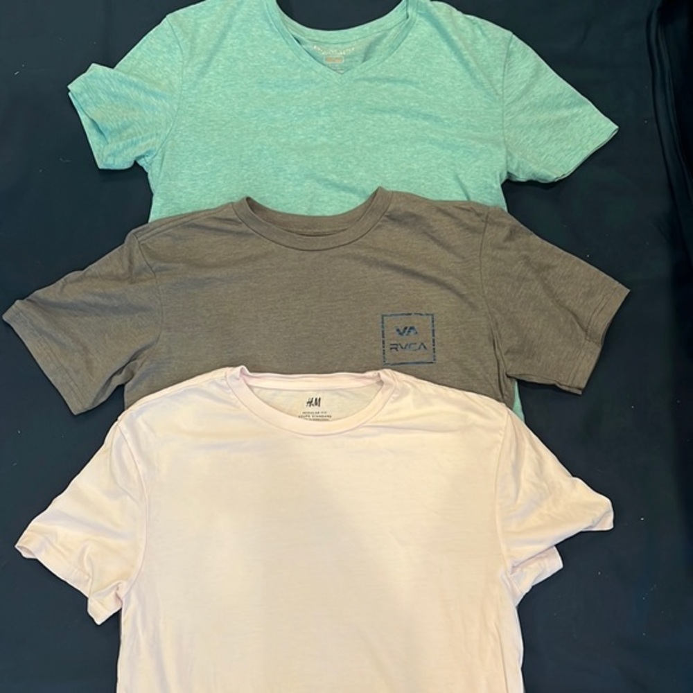 3 mens tshirts size small. 2 crew neck and 1 v neck. Blue green/pink/gray. EUC!!